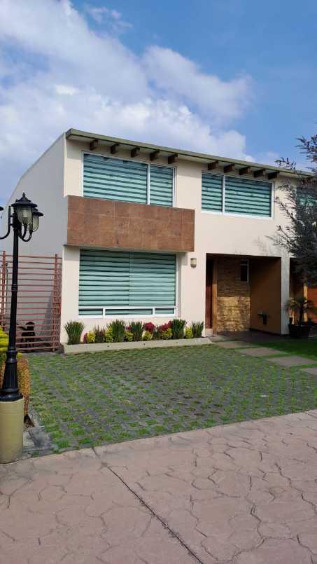 CASA EN VENTA EN BOSQUE DE LAS FUENTES, TREVI, CALIMAYA
