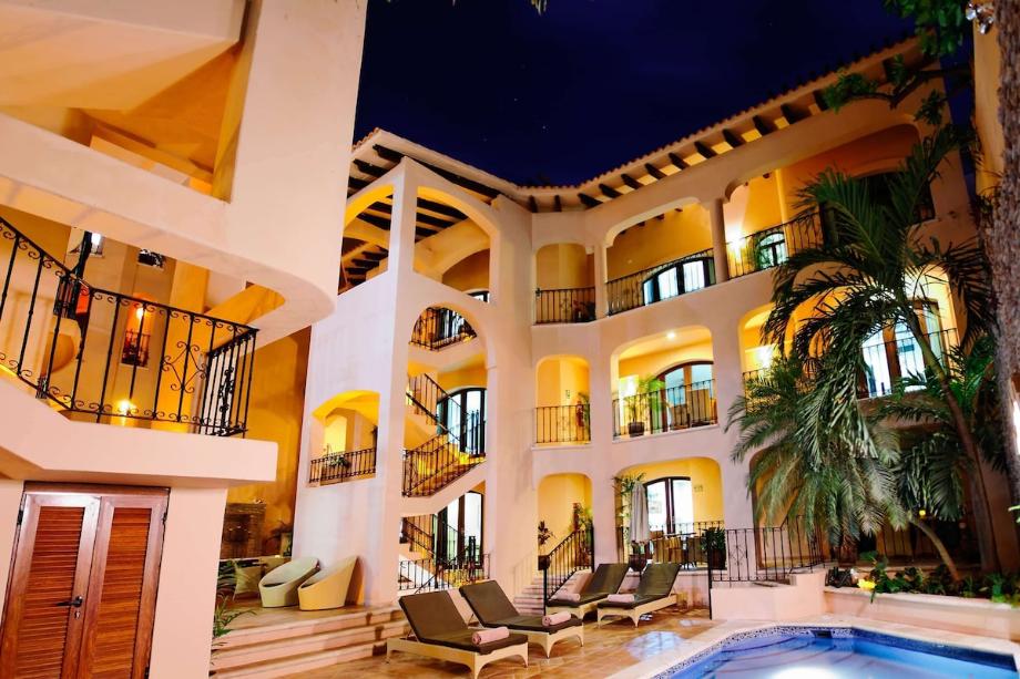 Venta de Condos en Playa del Carmen: Vive el Lujo en la Quinta Avenida