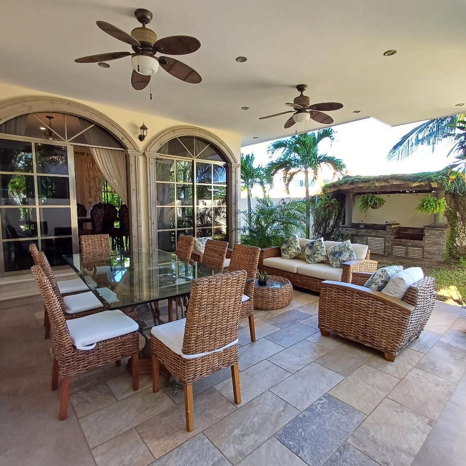 CASA EN VENTA ISLA DORADA - ISLA ROMANTICA 35 ZONA HOTELERA