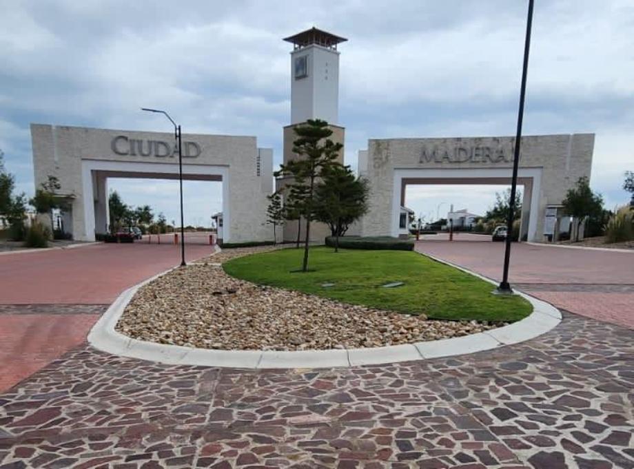 TERRENO EN VENTA EN CIUDAD MADERAS SUR2