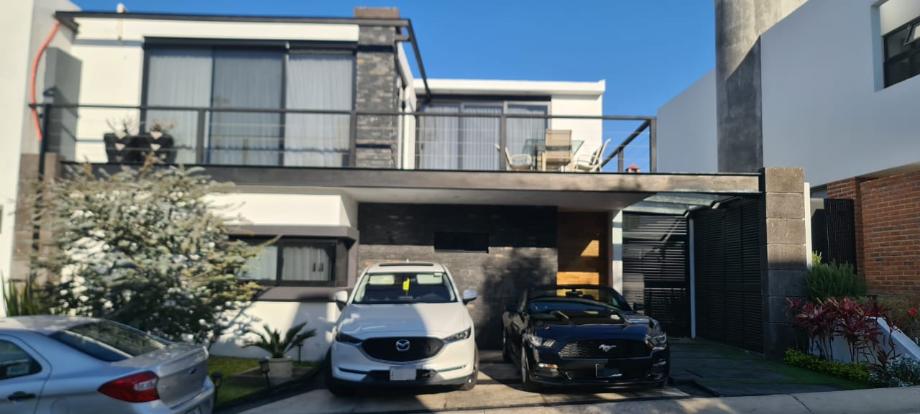 Casa con alberca en Los Robles, Coto Helechos