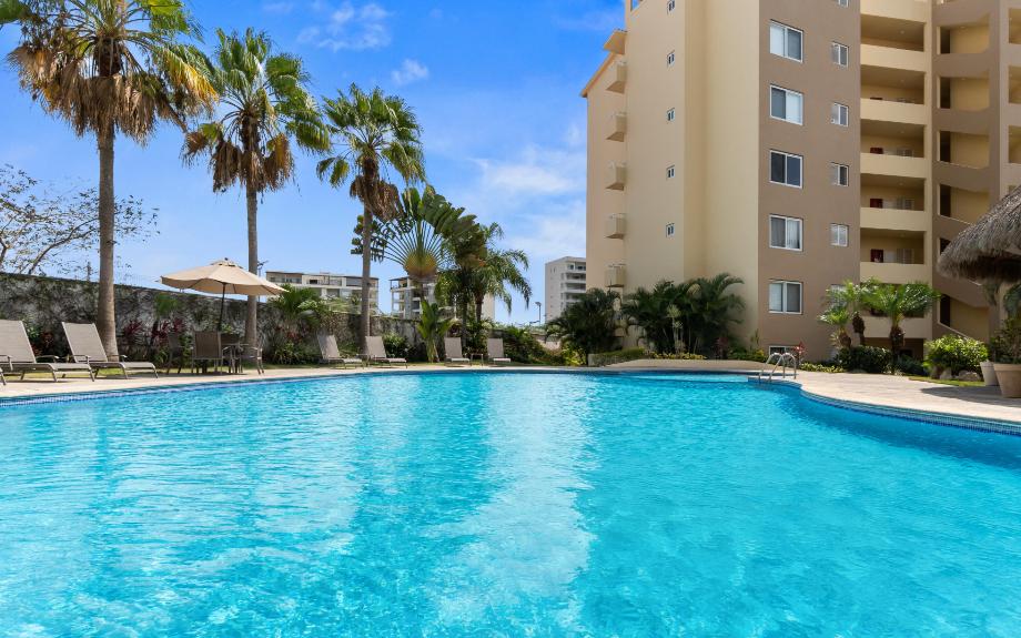 Amplio Condominio de 4 Recámaras en Orquídeas Flamingos – Comunidad Cerrada con Alberca, Tenis y Cuotas de Mantenimiento Bajas en Nuevo Vallarta